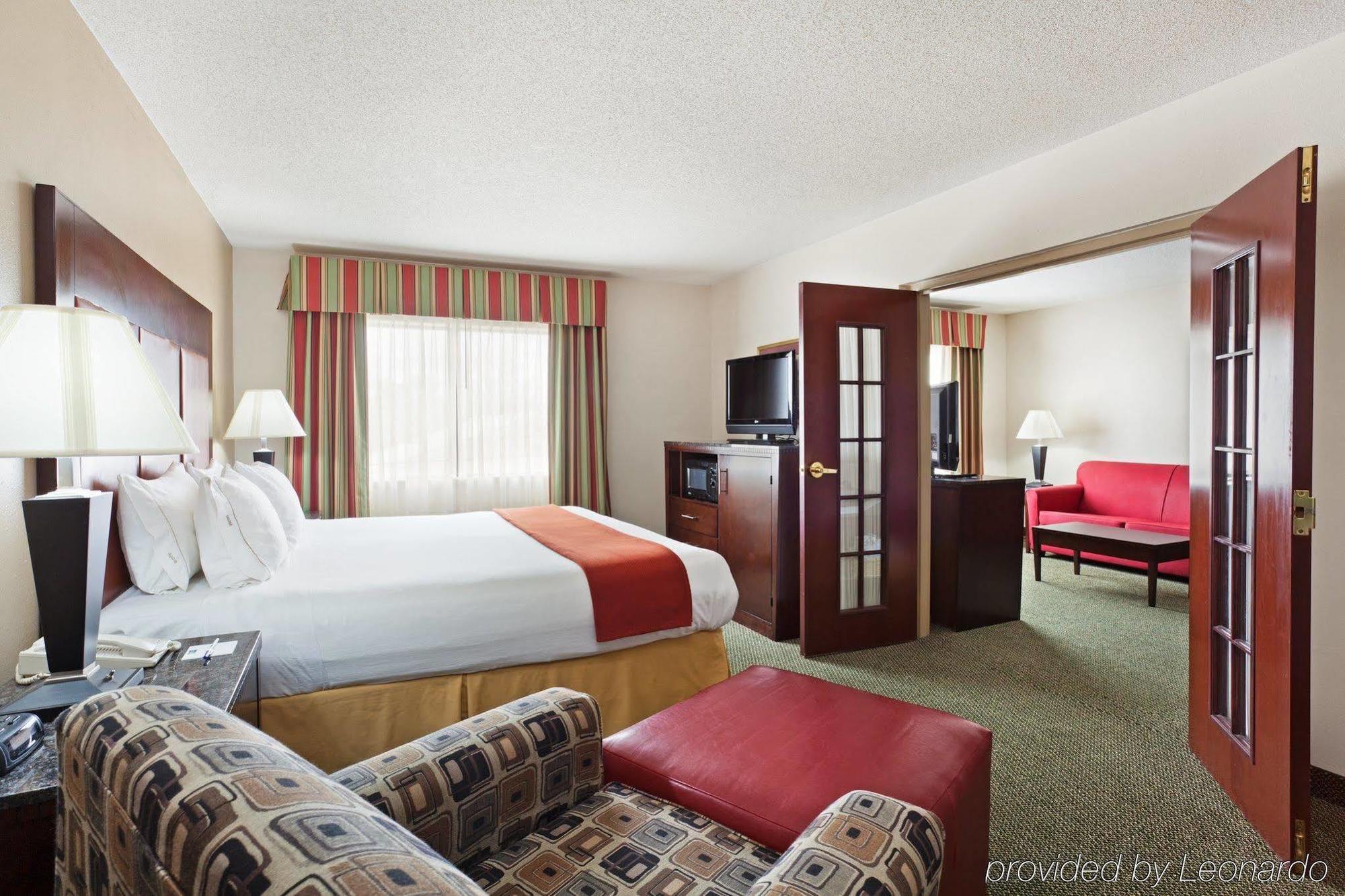 Holiday Inn Express Louisville Northeast, An Ihg Hotel Buitenkant foto