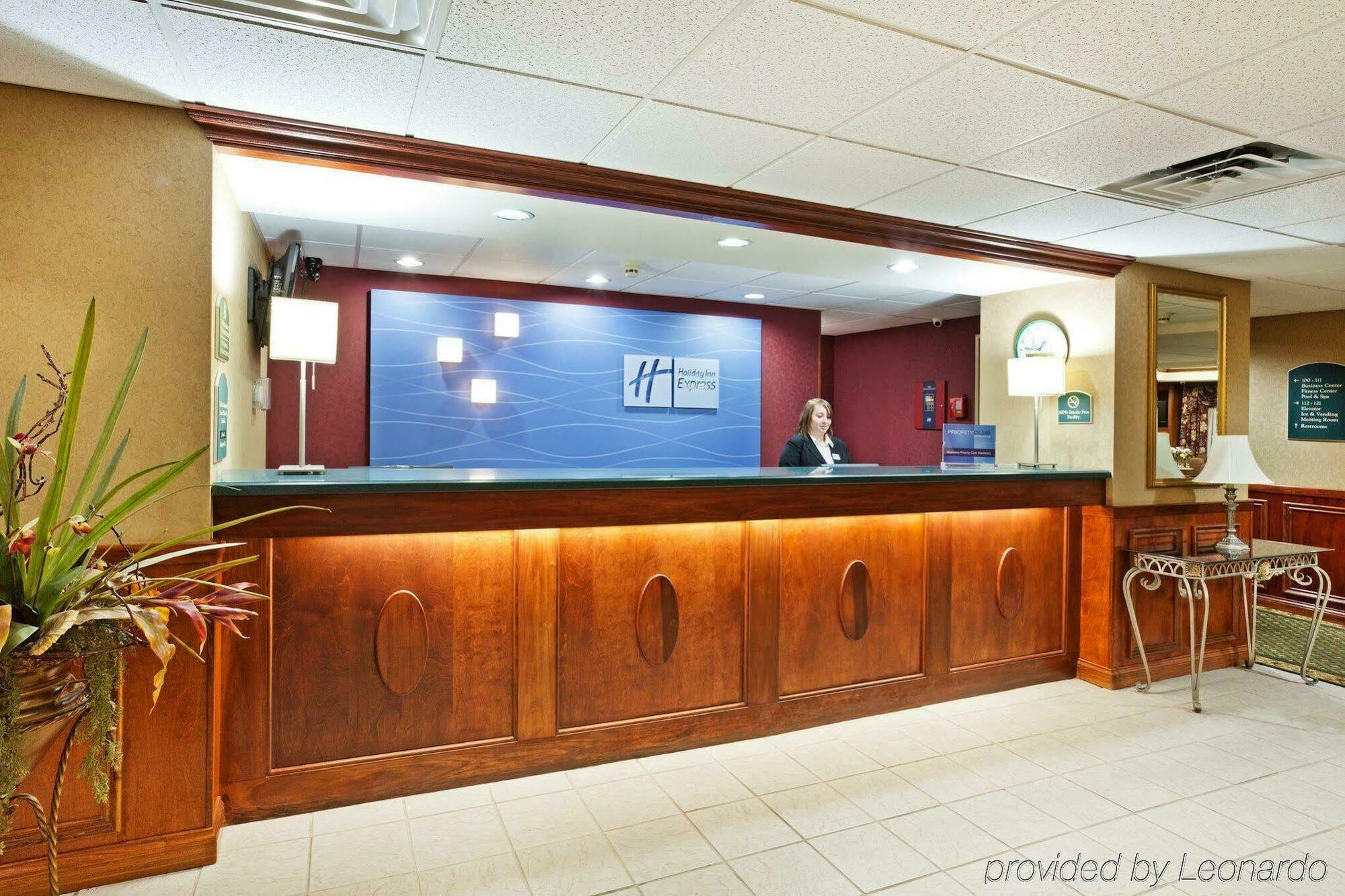 Holiday Inn Express Louisville Northeast, An Ihg Hotel Buitenkant foto